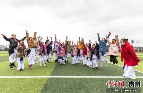 双方学生在锦绣学校足球场进行游戏联谊活动。