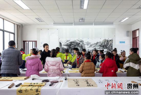 双方学生在锦绣学校书画室参观互动。 双方学生在锦绣学校书画室参观互动。