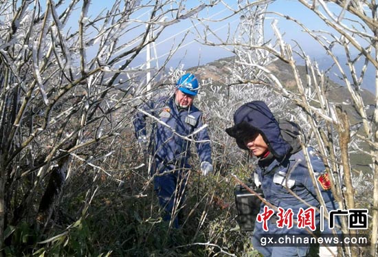 两人拿着红外线测温设备,用随身携带的柴刀开道。陈钦荣 摄 电网工人深山巡线 只为老百姓温暖过冬亮堂迎新