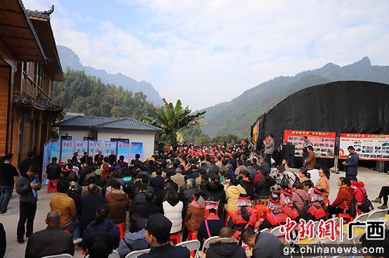 图为长垌村“脱贫感党恩 奋进新起点”活动现场。梁春玉 摄 金秀开展脱贫感恩宣讲主题活动 凝聚奋进力量