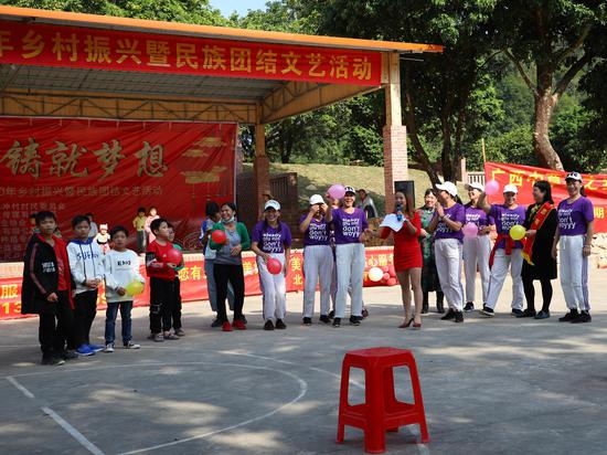 北流市民乐镇桃冲村举办民族团结文艺联欢迎新年