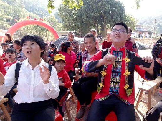 北流市民乐镇桃冲村举办民族团结文艺联欢迎新年
