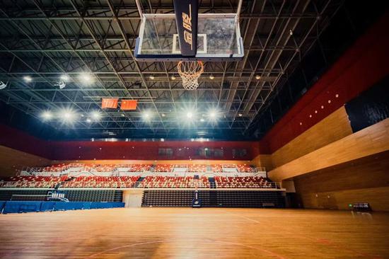 体能训练基地内的标准篮球场 吴兴公安提供