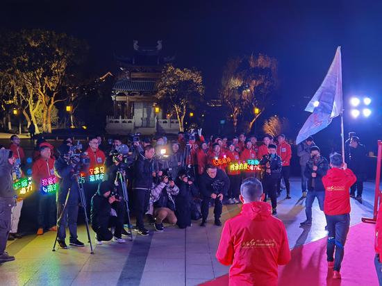 喜迎中国共产党成立100周年环南湖跨年接力跑活动 张合鹏 摄