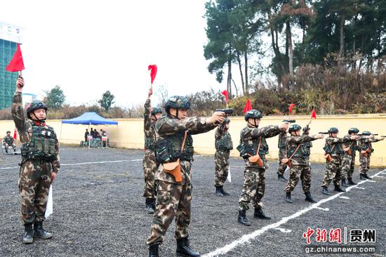 武警贵州总队贵阳支队官兵在进行实弹射击。