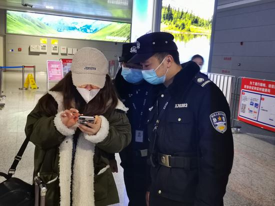 杭州警方在车站执勤。杭州公安 供图