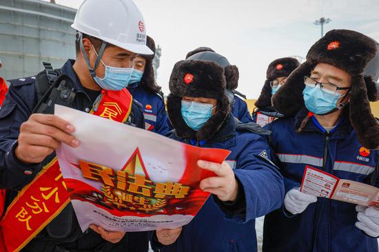 1月3日,新疆博州边境管理支队阿拉山口边境管理大队口岸边境派出所民警来到辖区企事业单位,为管道公司职工解读《民法典》。