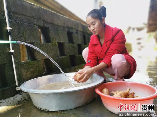 图为潘家宅村村民沈楠用水洗菜。孙磊 摄