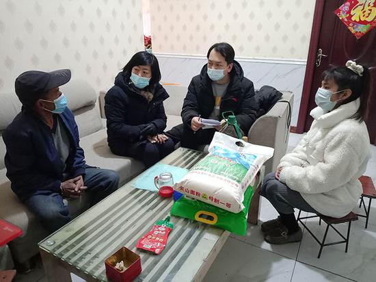 湖州路东社区“访惠聚”工作队和社区包户干部慰问困难群众。