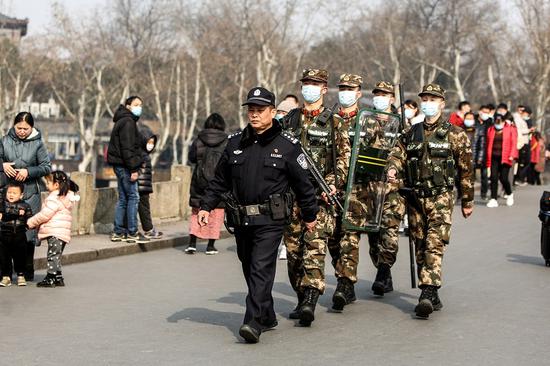 武警杭州支队官兵正在执勤。杭州支队 供图