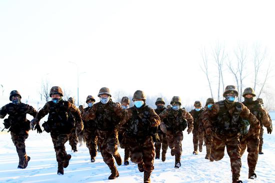 官兵开展武装三公里训练。