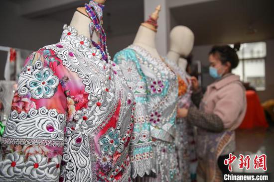 图为林泉镇高锦村一家刺绣加工车间生产的苗族服饰。　瞿宏伦 摄