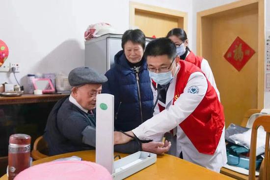 志愿者为老人测血糖、量血压。婺城宣传部提供
