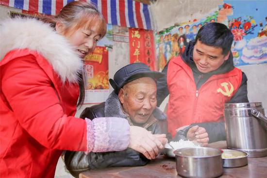 志愿者独居老人送去热腾腾的饭菜。婺城宣传部提供