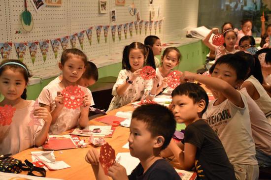 《剪纸---中国民间艺术的瑰宝》课堂：剪纸体验。杭州工艺美术博物馆供图