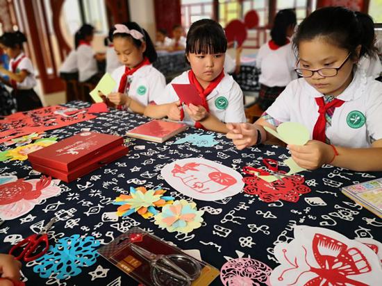 青少年创意剪纸大赛---江苏扬州推广活动。杭州工艺美术博物馆供图