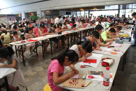 青少年创意剪纸大赛比赛现场。杭州工艺美术博物馆供图