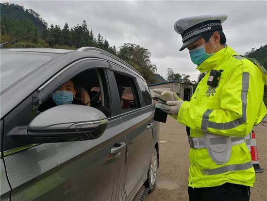2020年2月14日，金秀瑶族自治县公安局交警大队在忠良乡检测点执勤。