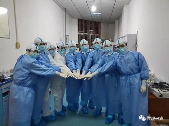 来宾第二批援鄂医疗队在抗疫一线合影。