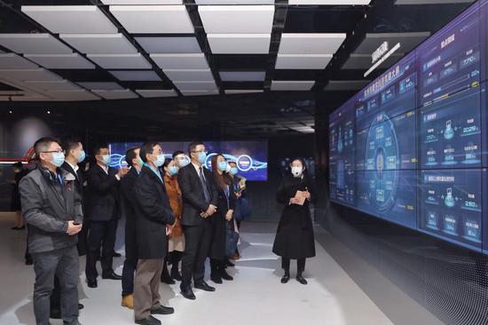 “数字经济党建高峰论坛”嘉宾在杭州考察数字经济行业企业。杭州市委组织部供图