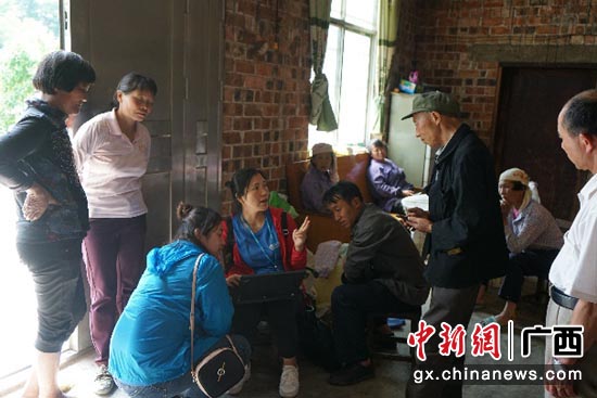 中国移动广西公司的工作人员主动到群众家中提供业务咨询及办理等服务  广西移动供图
