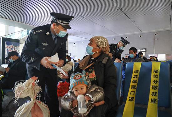 1月8日，乌鲁木齐铁路公安局哈密公安处民警对哈密站候车旅客开展110报警及法制安全教育，并讲解旅客提出的问题。