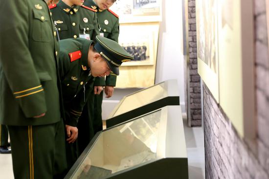 武警丽水支队新战友参观该支队历史纪念馆。刘治乾 摄
