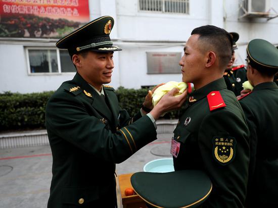 老兵给新同志洗脸。 温州武警供图