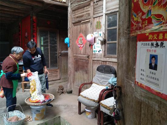 武义县烟草专卖局党总支牵头与河涧村贫困户结成一对一帮扶。 魏斌供图