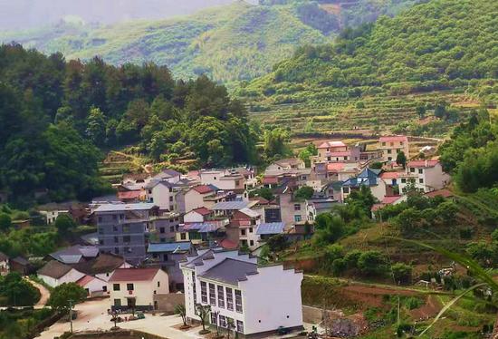 地处群山之中的西联乡河涧村。 武义县烟草专卖局（分公司）供图