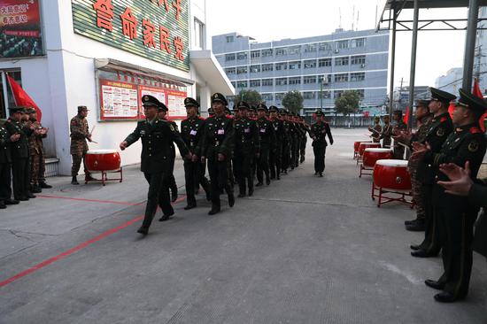 武警官兵们用最诚挚的热情欢迎新同志们的到来。 温州武警供图