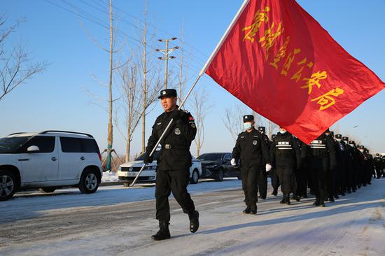 1月10日，举行“喜迎警察节、走好从警路”健步走活动，该局张越局长擎旗，全体民辅警完成10公里的路程。
