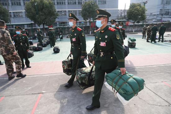 老兵帮新同志搬铺、拎行李。 温州武警供图