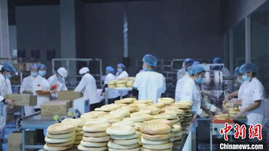 新疆霍尔果斯以“小馕饼撬动大产业”为思路，总投资1.5亿元建成馕产业园，设有馕文化展馆、馕生产基地、游客体验中心等10个功能区域。　李明　摄