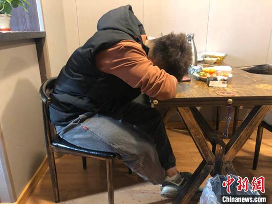 这两天太累了，王撼东趴在店里的桌子上打个盹。　孙博妍 摄