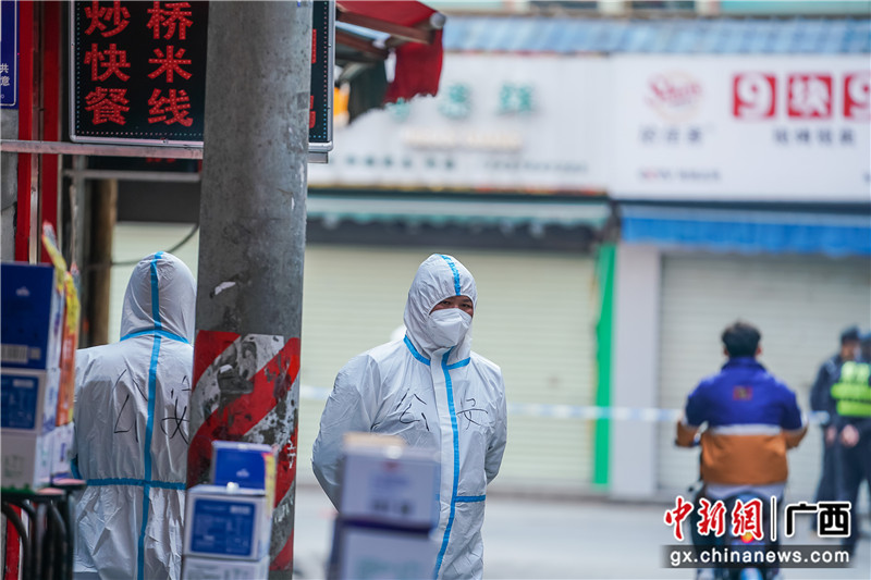 图为确诊病例所在的广西南宁市虎邱村居住点进行疫情防控封锁.