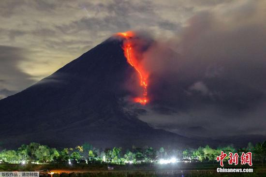 当地时间1月16日，印度尼西亚东爪哇省塞梅鲁火山喷发，冒出大量浓烟遮天蔽日，景象壮观。