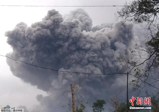 当地时间1月16日，印度尼西亚东爪哇省塞梅鲁火山喷发，冒出大量浓烟遮天蔽日，景象壮观。