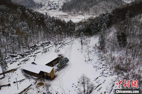 图为栗园村一村民房屋被白雪覆盖。　田成　摄