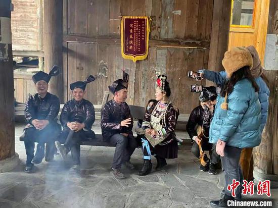 身穿民族服饰的何嵩昱为越南学生直播唱侗族大歌。 受访者供图