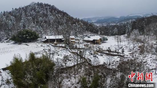 图为被白雪覆盖的栗园村。　田成 摄