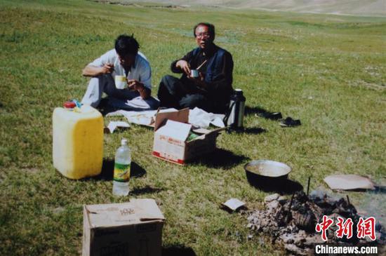 图为郭雨桥在蒙古族（右一）聚居地考察期间吃野餐。本人供图