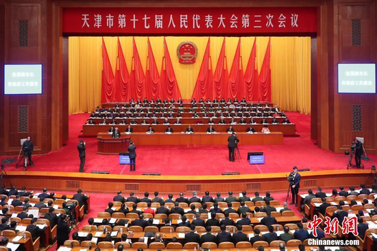 1月14日，天津市第十七届人民代表大会第三次会议在天津大礼堂开幕。 中新社记者 佟郁 摄