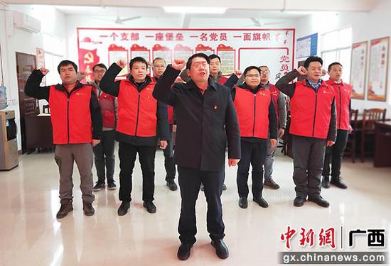 广西教育厅帮扶忻城工作队集体宣誓：“不脱贫誓不收兵！”罗先彬 摄