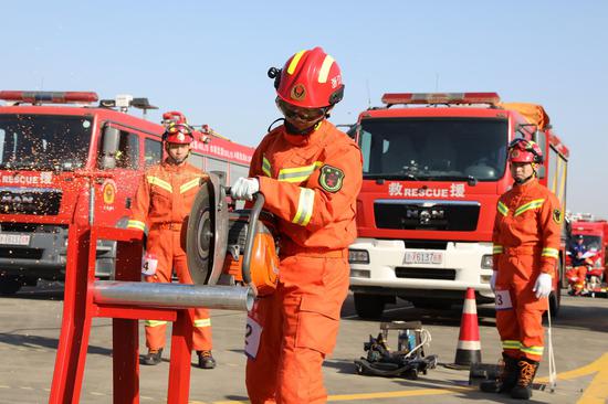 图为绍兴市消防救援支队举行2021年开训动员暨战勤保障技能拉练比武。余昌龙 摄