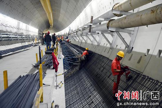 图为工人在隧道内施工。