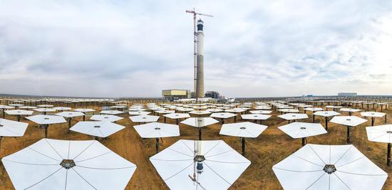 2019年12月27日，在哈密淖毛湖镇，新疆首个光热电站并网发电。曹瑞德 摄