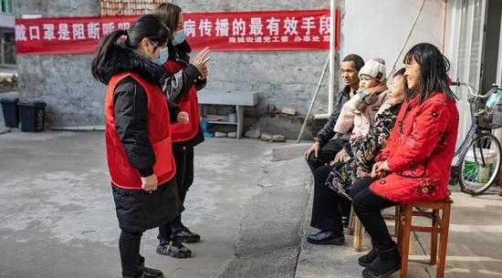 浙江台州志愿者进行防疫宣传。王敏智 摄