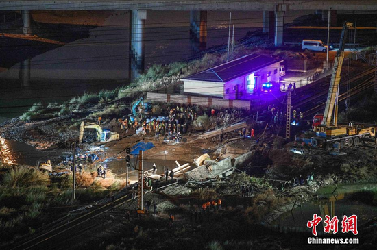 11月1日晚，救援人员在事故现场进行救援工作。当日上午9时许，天津南环铁路维修有限公司在南环铁路桥梁维修过程中发生坍塌事故，截至当日18时19分，时事故已造成7死5伤。中新社记者 佟郁 摄