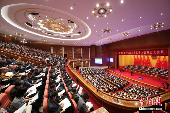 1月14日，天津市第十七届人民代表大会第三次会议在天津大礼堂开幕。 中新社记者 佟郁 摄